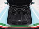 V10エンジンから放たれる鼓動は、ドライバーを陶酔の極みへと導きます。