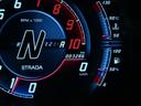 エンジンは740馬力、690Nmを発生するV型12気筒を搭載し、到達速度は350km/h以上となっています。