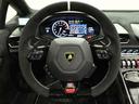 ステアリングは高級スエード素材である「Alcantara」が使用されています。