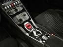 センターコンソールにはLamborghiniの特許技術「Forged Compisite」が使用されています。 スパルタンな雰囲気が漂います。