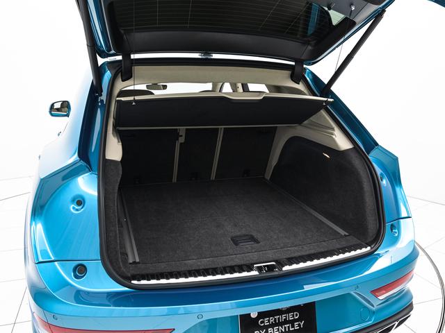 トランクはご覧の通り大容量となっております。後部座席を倒していただくとさらに多くの荷物を積んでいただけます。用途に合わせて活用ください。