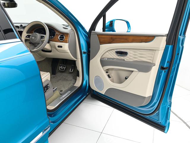 ドアパネルにもレザーを使用しており、高級感の溢れる仕様となっております。