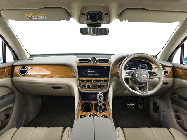 前車追従機能、レーンキープアシスト、ヘッドアップディスプレイも付いており、多数のオプションを備えております。