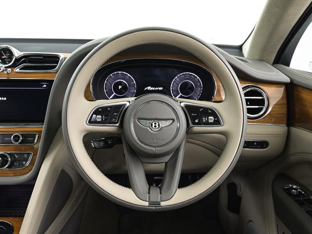 ステアリング周りにボタンを集約し、運転に集中できる構造となっております。