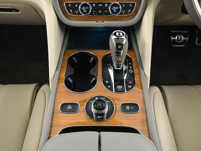 センターコンソール周り。シートヒーターやベンチレーション、マッサージ機能も備わっておりますので快適なドライビングを楽しんでいただけます。