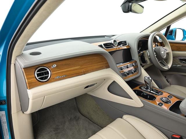 助手席にも同様にシートヒーター、ベンチレーション、マッサージ機能が備わっております。