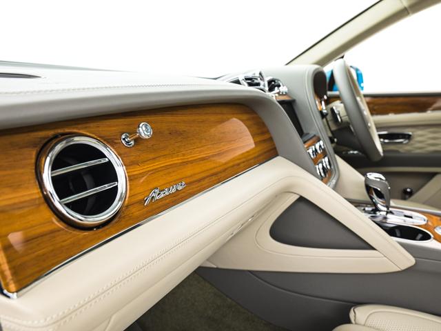 ベントレーは全てオーダーでの発注となっておりますので同じ車種でもステッチやベニヤ部分でまったく違う表情を感じることができます。