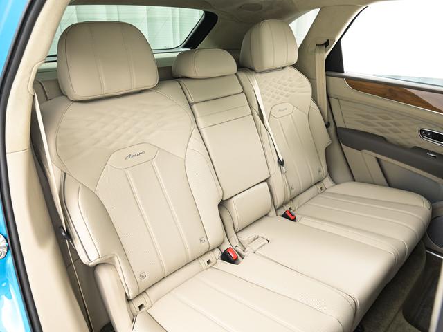 後部座席も広さは十分確保されております。運転して良し、座って良しの仕上がりとなっております。