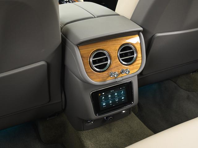 後部座席中央部にタッチパネルがございますので、こちらから空調や音響の調整を行っていただけます。