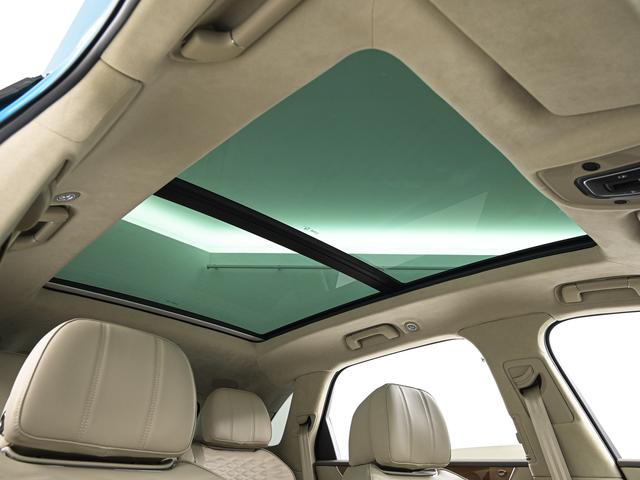 大型のサンルーフ。開放感があり運転も楽しくなります。