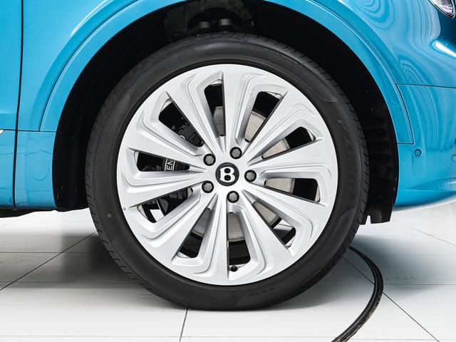 ２２インチのシルバーホイール。引き締まってスポーティーな仕様になっております。