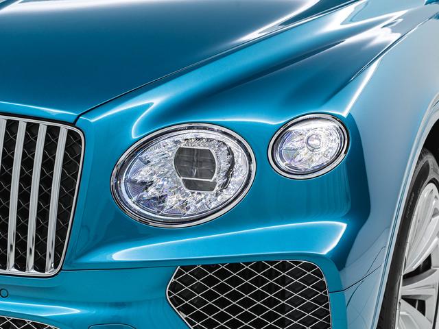 バカラのグラスのような美しいヘッドライトはそれだけでベントレーとわかる高級感溢れるデザインとなっております。