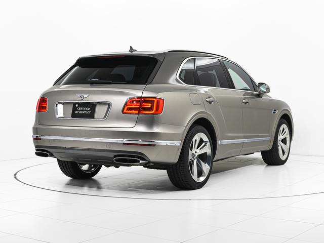 ベントレー伝統のパワーラインは今も尚継承される美しいデザインです。