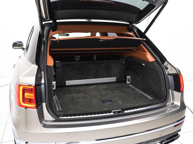 トランクはご覧の通り大容量となっております。後部座席を倒していただくとさらに多くの荷物を積んでいただけます。用途に合わせて活用ください。
