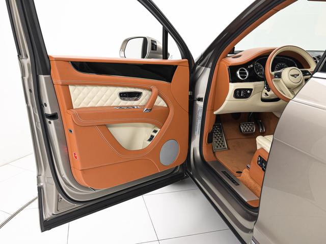 ドアパネルにもレザーを使用しており、高級感の溢れる仕様となっております。