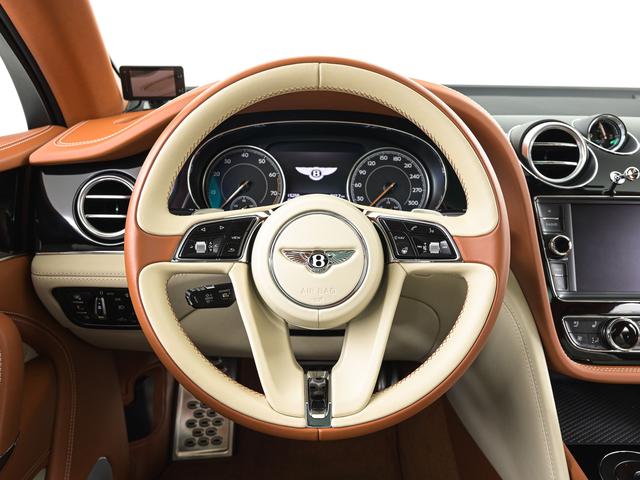 ステアリング周りにボタンを集約し、運転に集中できる構造となっております。