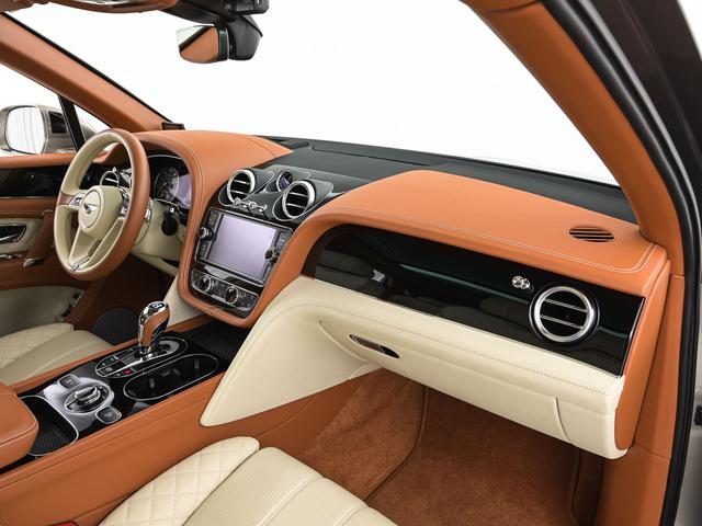 助手席にも同様にシートヒーター、ベンチレーション、マッサージ機能が備わっております。