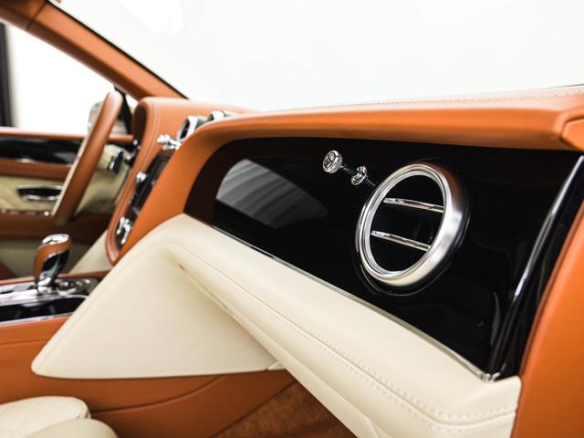 ベントレーは全てオーダーでの発注となっておりますので同じ車種でもステッチやベニヤ部分でまったく違う表情を感じることができます。