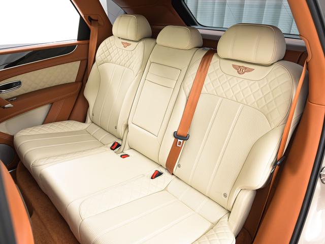 後部座席も広さは十分確保されております。運転して良し、座って良しの仕上がりとなっております。