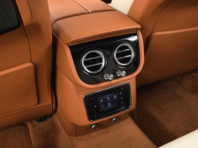 後部座席中央部にタッチパネルがございますので、こちらから空調や音響の調整を行っていただけます。