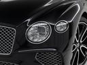 バカラのグラスのような美しいヘッドライトはそれだけでベントレーとわかる高級感溢れるデザインとなっております。