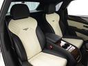 後部座席はセパレート式の2シートとなっております。高級感が更に増しております。
