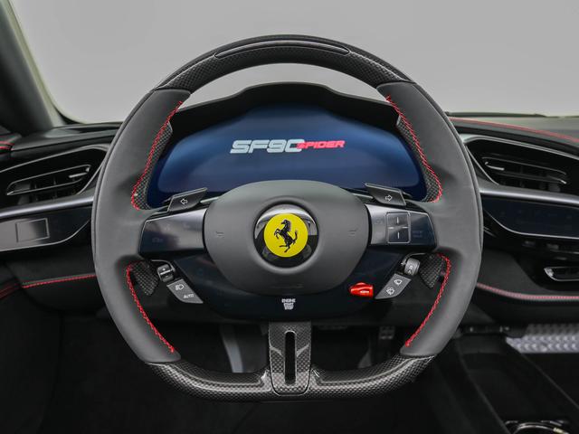 ＳＦ９０スパイダー ベースグレード　ＡＤＡＳ　アップルカープレイ　ベンチレーション　ＬＥＤ付ステアリング　２０インチ鍛造ホイール　ツートンエクステリア（14枚目）