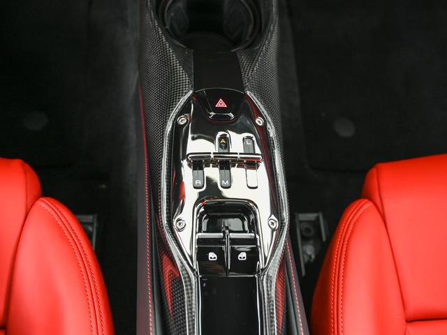 ＳＦ９０ストラダーレ Ｆ１　ＤＣＴ　Ｅ４ＷＤ　Ｃａｎｎａ　Ｄｉ　Ｆｕｃｉｌｅ　フェラーリ認定中古車　メーカー保証付　フェラーリ・ロードサイドアシスタンス　Ｆｅｒｒａｒｉ　Ａｐｐｒｏｖｅｄ（17枚目）