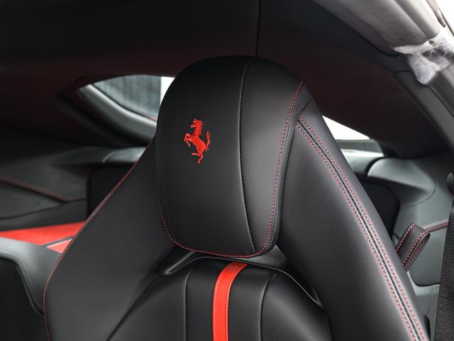 812スーパーファスト F1 DCT パッセンジャーディスプレイ 電動シート フェラーリ認定中古車 メーカー保証付 フェラーリ・ロードサイドアシスタンス Ferrari Approved(15枚目)