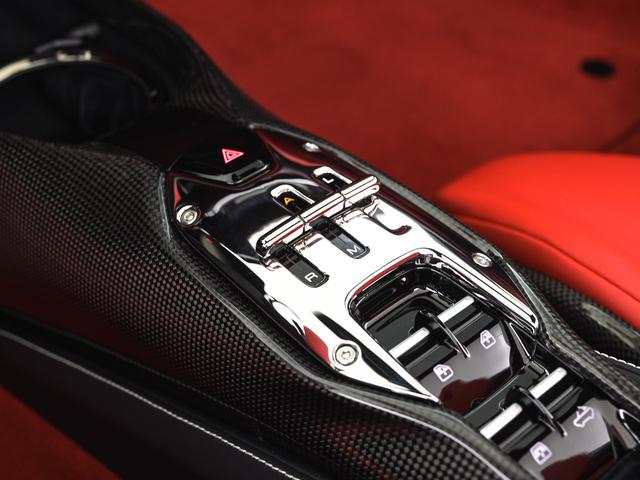 SF90スパイダー F1 DCT E4WD アップルカープレイ ADAS フェラーリ認定中古車 メーカー保証付 フェラーリ・ロードサイドアシスタンス Ferrari Approved(19枚目)