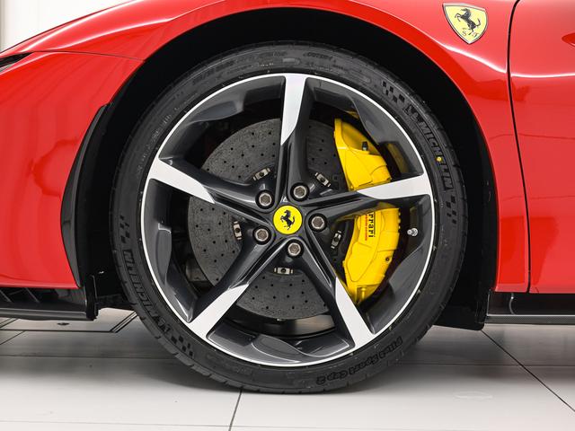 ＳＦ９０ストラダーレ Ｆ１　ＤＣＴ　Ｅ４ＷＤ　ＬＥＤ付ステアリング　フェラーリ認定中古車　メーカー保証付　フェラーリ・ロードサイドアシスタンス　Ｆｅｒｒａｒｉ　Ａｐｐｒｏｖｅｄ（9枚目）