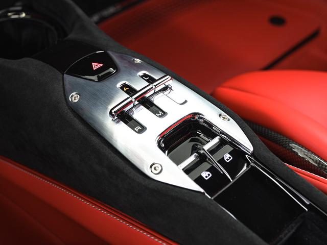 ＳＦ９０ストラダーレ Ｆ１　ＤＣＴ　Ｅ４ＷＤ　ＬＥＤ付ステアリング　フェラーリ認定中古車　メーカー保証付　フェラーリ・ロードサイドアシスタンス　Ｆｅｒｒａｒｉ　Ａｐｐｒｏｖｅｄ（21枚目）