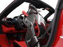 強靭なカーボン繊維が使用され、サーキット走行時にかかる強大なGでもシート自体が動くことなく、ドライビングに集中出来るようになっております。
