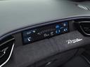 オプションのパッセンジャーディスプレイを装備しております。車両状態のほか、オーディオなど各種の情報を表示され、助手席の方も一緒に楽しめるようになっております。