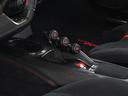 センターブリッジはカーボン製で、限定車LaFerrariのコンソールをモチーフとしたデザインとなっています。リバース・スイッチ、ローンチコントロールなどが配置されています。