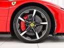 20インチのダイヤモンド仕上げ鍛造ホイールを装着しております。ブレーキキャリパーはレッドカラーを選択しており、大変高級感のある足元となっております。