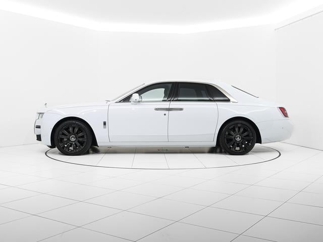 オープンポア・ブラック・ウッドやシューティング・スター・ヘッドライナーがラグジュアリーな空間を創出