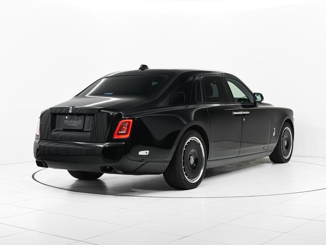 カーボンファイバー製のスピリット・オブ・エクスタシーが独自のスポーティさを演出しています。