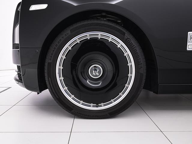 ブラックダイヤモンドの外装色とリヴェンスレート／ギャラリーの内装色が織りなす存在感と上質感が際立つ一台です。