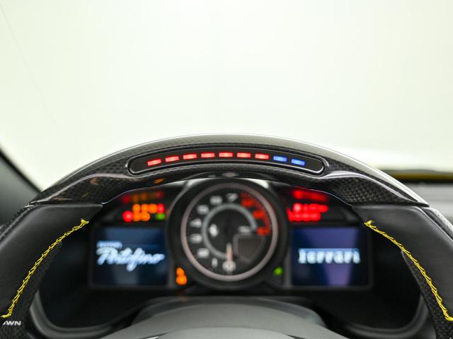ハンドル上部のＬＥＤは車がスピードアップしていくにつれシフトアップのタイミングを教えてくれます。