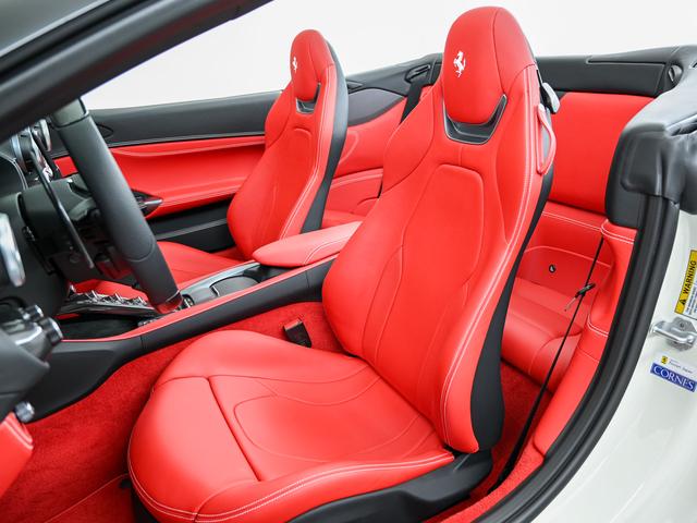 ポルトフィーノM F1 DCT 左H マグネライド 全周囲カメラ ADAS Hi-Fi カーボン製ダッシュ/センタートンネル 鍛造20AW AFSヘッドライト スポーツEX 赤キャリパー シートヒーター(3枚目)