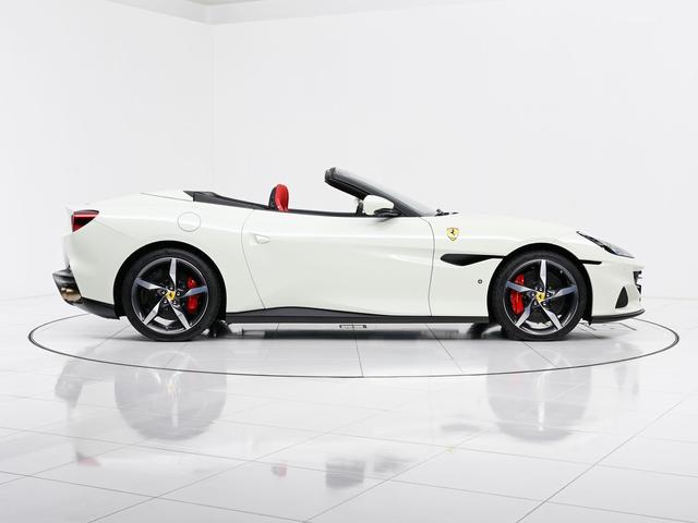 ポルトフィーノM F1 DCT 左H マグネライド 全周囲カメラ ADAS Hi-Fi カーボン製ダッシュ/センタートンネル 鍛造20AW AFSヘッドライト スポーツEX 赤キャリパー シートヒーター(9枚目)