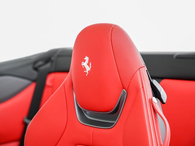 ポルトフィーノM F1 DCT 左H マグネライド 全周囲カメラ ADAS Hi-Fi カーボン製ダッシュ/センタートンネル 鍛造20AW AFSヘッドライト スポーツEX 赤キャリパー シートヒーター(13枚目)