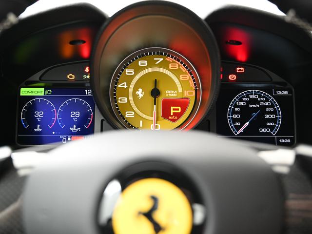 ポルトフィーノM F1 DCT 左H マグネライド 全周囲カメラ ADAS Hi-Fi カーボン製ダッシュ/センタートンネル 鍛造20AW AFSヘッドライト スポーツEX 赤キャリパー シートヒーター(15枚目)