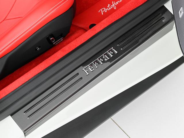 ポルトフィーノM F1 DCT 左H マグネライド 全周囲カメラ ADAS Hi-Fi カーボン製ダッシュ/センタートンネル 鍛造20AW AFSヘッドライト スポーツEX 赤キャリパー シートヒーター(21枚目)