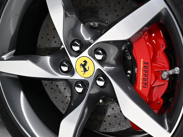 ポルトフィーノM F1 DCT 左H マグネライド 全周囲カメラ ADAS Hi-Fi カーボン製ダッシュ/センタートンネル 鍛造20AW AFSヘッドライト スポーツEX 赤キャリパー シートヒーター(23枚目)