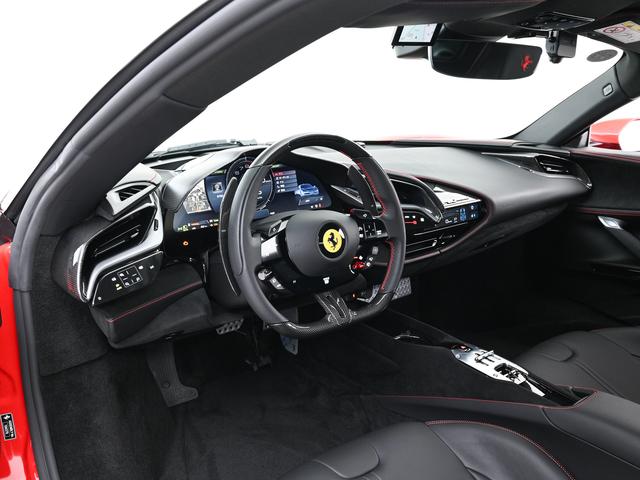 ＳＦ９０ストラダーレ Ｆ１　ＤＣＴ　Ｅ４ＷＤ　左Ｈ　リフター　ツートーンルーフ　フェラーリ認定中古車　メーカー保証付　フェラーリ・ロードサイドアシスタンス　Ｆｅｒｒａｒｉ　Ａｐｐｒｏｖｅｄ（3枚目）