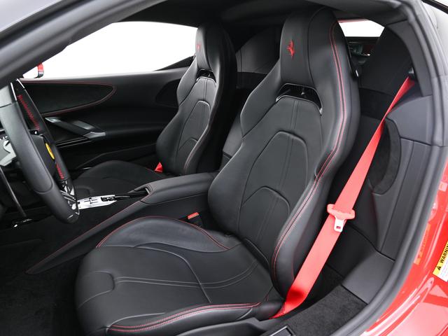 ＳＦ９０ストラダーレ Ｆ１　ＤＣＴ　Ｅ４ＷＤ　左Ｈ　リフター　ツートーンルーフ　フェラーリ認定中古車　メーカー保証付　フェラーリ・ロードサイドアシスタンス　Ｆｅｒｒａｒｉ　Ａｐｐｒｏｖｅｄ（4枚目）