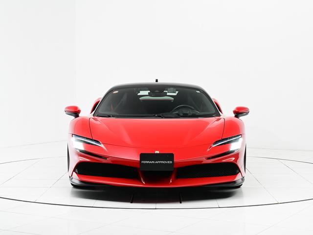 ＳＦ９０ストラダーレ Ｆ１　ＤＣＴ　Ｅ４ＷＤ　左Ｈ　リフター　ツートーンルーフ　フェラーリ認定中古車　メーカー保証付　フェラーリ・ロードサイドアシスタンス　Ｆｅｒｒａｒｉ　Ａｐｐｒｏｖｅｄ（5枚目）