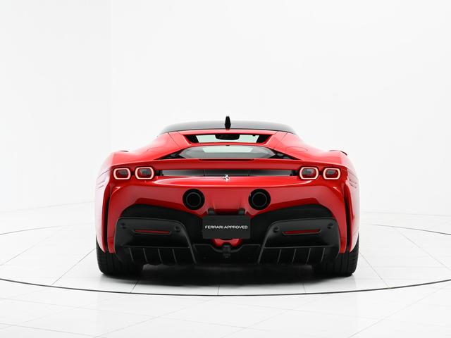 ＳＦ９０ストラダーレ Ｆ１　ＤＣＴ　Ｅ４ＷＤ　左Ｈ　リフター　ツートーンルーフ　フェラーリ認定中古車　メーカー保証付　フェラーリ・ロードサイドアシスタンス　Ｆｅｒｒａｒｉ　Ａｐｐｒｏｖｅｄ（6枚目）